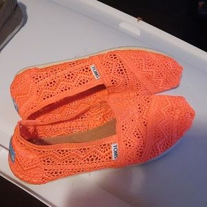 TOMS bright orange crochet lace shoes size 7W